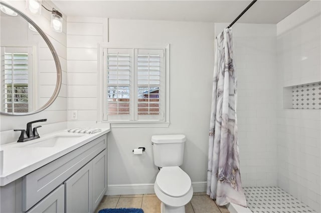 full bath featuring a tile shower, tile patterned flooring, a healthy amount of sunlight, and toilet