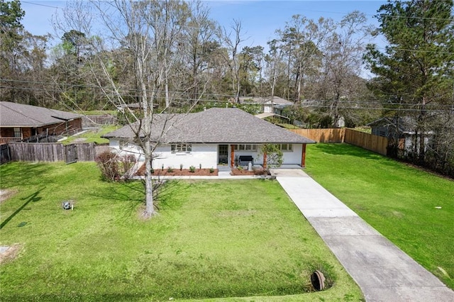 ranch-style house with fence private yard and a front yard