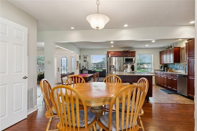 dining space featuring recessed lighting, dark wood-style floors, and visible vents