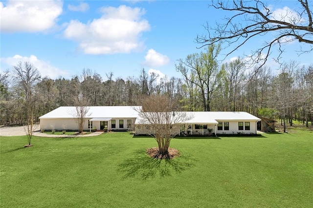 view of front facade with a front yard and stucco siding