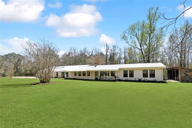 view of front facade featuring a front yard and stucco siding