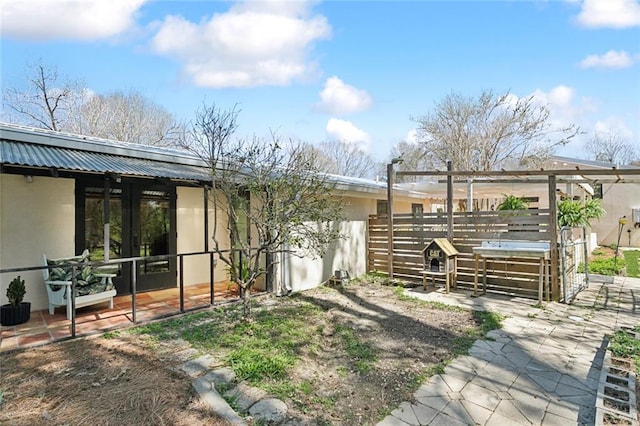 view of yard featuring a patio area