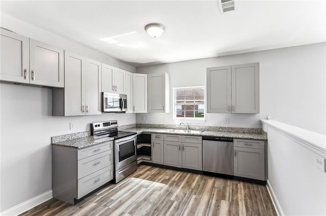 kitchen with a sink, visible vents, appliances with stainless steel finishes, and gray cabinets