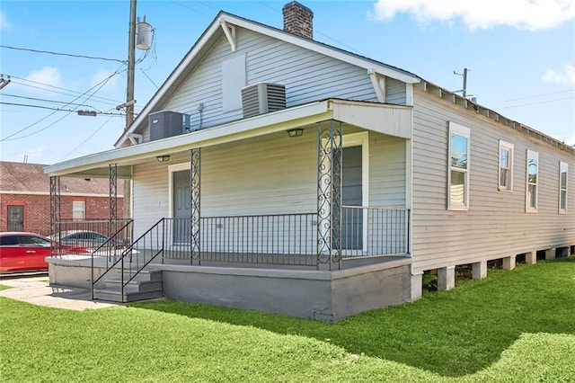 view of front of house with a porch and a front lawn