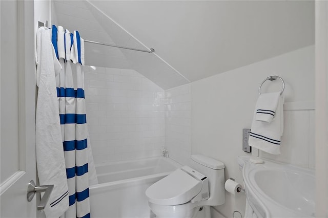 full bath with toilet, shower / tub combo with curtain, and vaulted ceiling