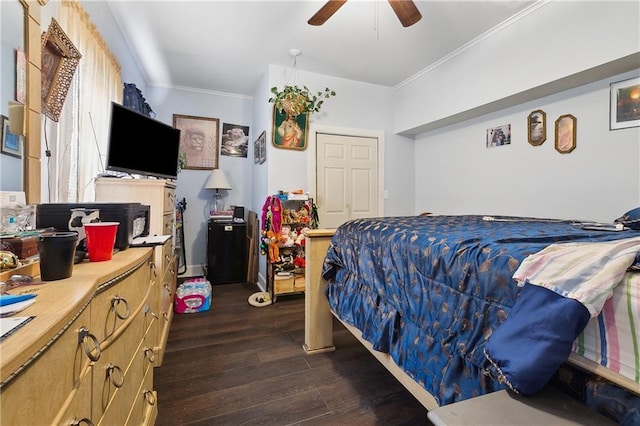 bedroom featuring dark wood-style floors, crown molding, and a ceiling fan