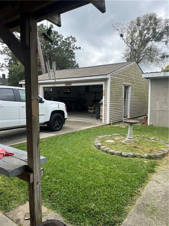 view of yard featuring an outdoor structure and a garage