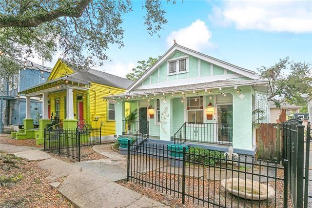 view of front of property with covered porch and a fenced front yard