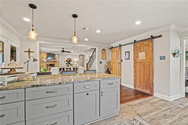 kitchen with visible vents, gray cabinetry, and crown molding