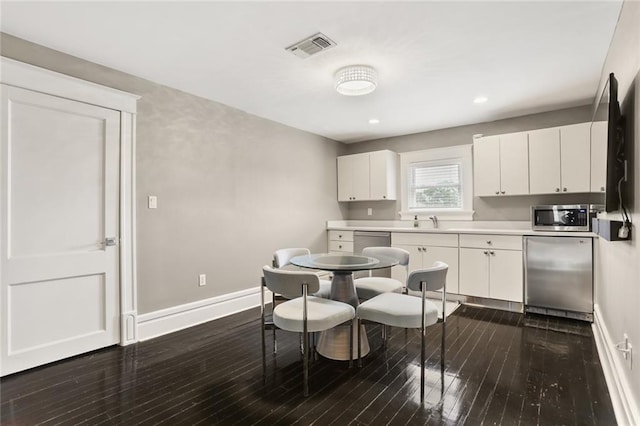 dining space featuring dark wood-type flooring, recessed lighting, baseboards, and visible vents