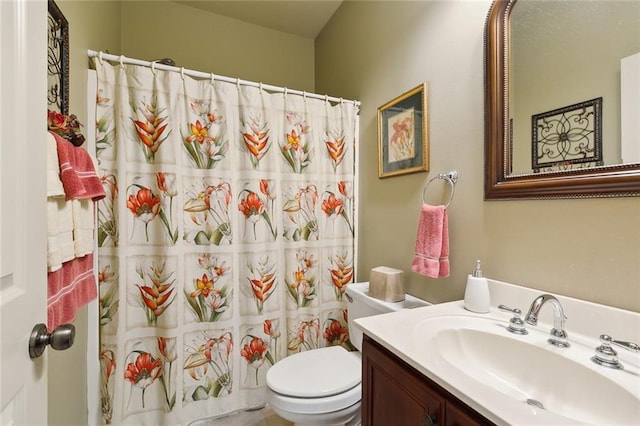 bathroom with curtained shower, toilet, and vanity