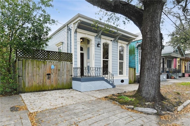 view of front facade with fence