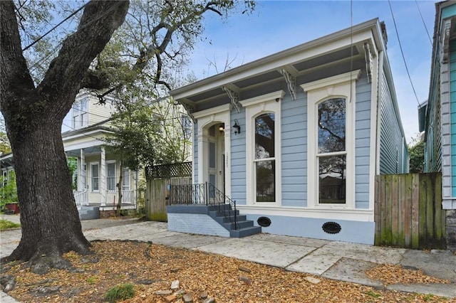 view of front of house with fence and covered porch