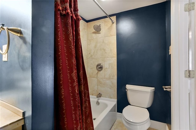 full bath featuring baseboards, shower / bath combo with shower curtain, and toilet