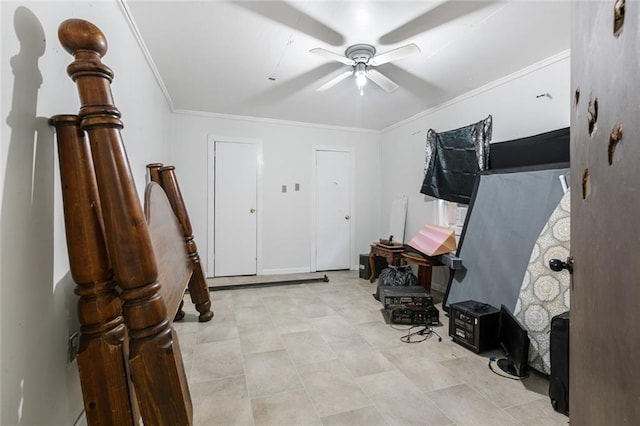 foyer featuring ceiling fan and crown molding