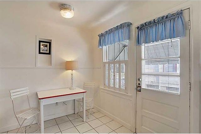 entryway featuring light tile patterned floors and baseboards