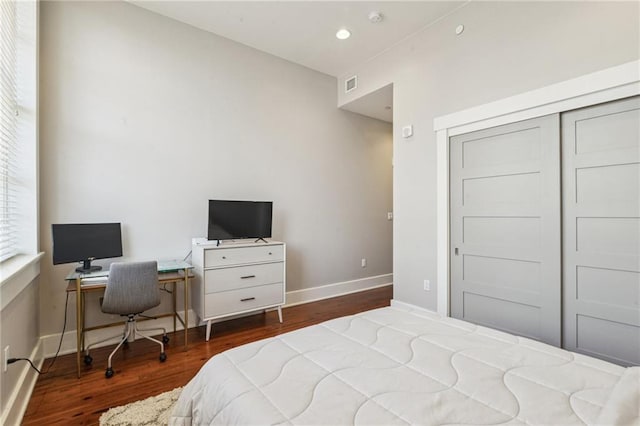 bedroom with visible vents, wood finished floors, recessed lighting, a closet, and baseboards