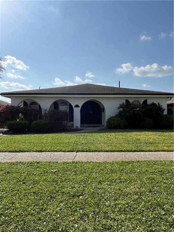 view of front facade featuring a front yard