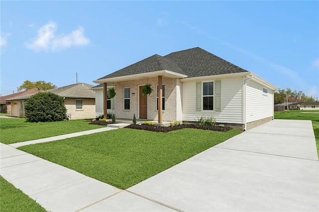 view of front of house featuring driveway, a front yard, and a shingled roof