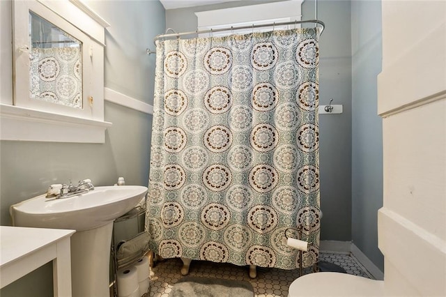 full bath featuring curtained shower and toilet