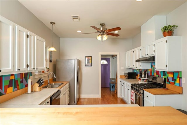 kitchen with a ceiling fan, visible vents, a sink, under cabinet range hood, and appliances with stainless steel finishes