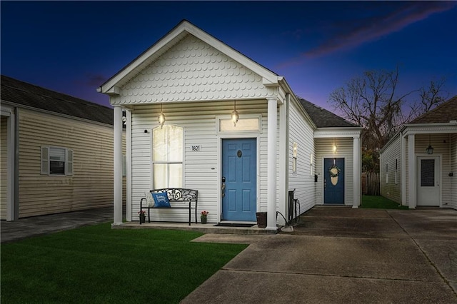 shotgun-style home featuring a front lawn