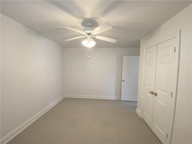 unfurnished bedroom featuring a closet, ceiling fan, and baseboards