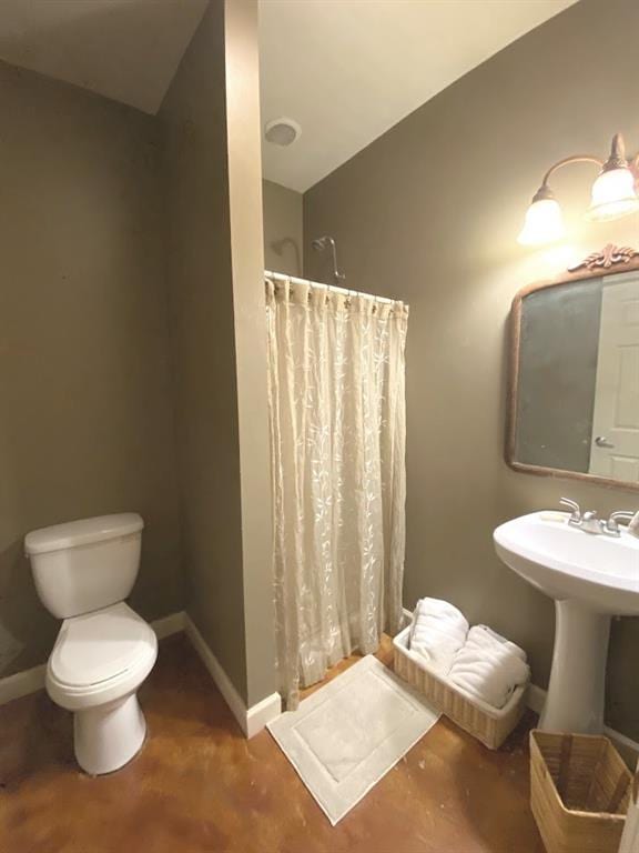 full bath featuring curtained shower, lofted ceiling, toilet, and baseboards