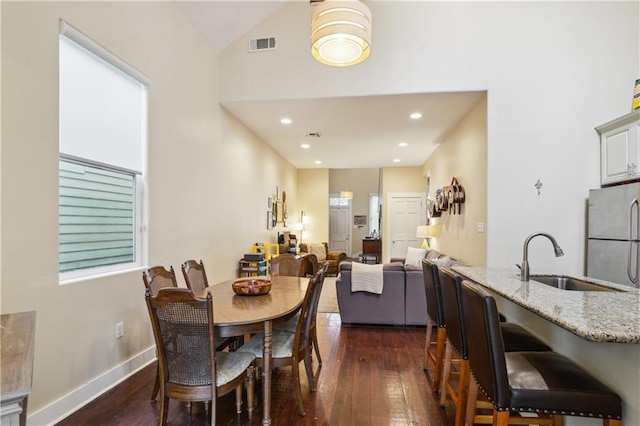 dining area featuring recessed lighting, visible vents, baseboards, and dark wood-style flooring