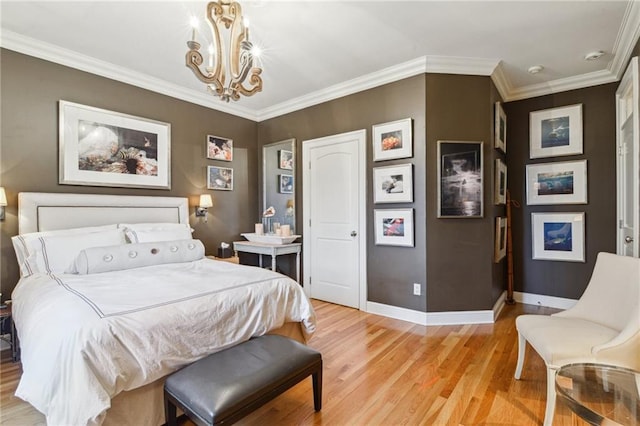 bedroom featuring light wood-type flooring, baseboards, an inviting chandelier, and ornamental molding