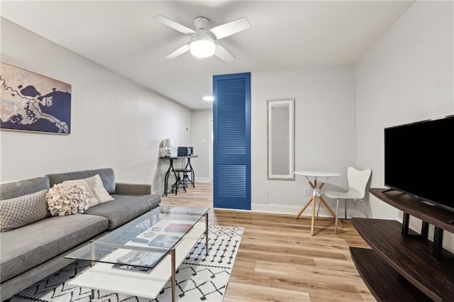 living room with a ceiling fan, recessed lighting, wood finished floors, and baseboards