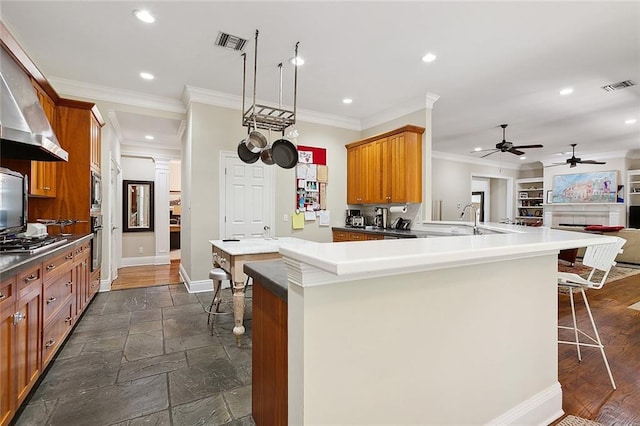 115 Cambridge Dr, Belle Chasse, LA 70037 - kitchen featuring a kitchen bar, visible vents, and a ceiling fan