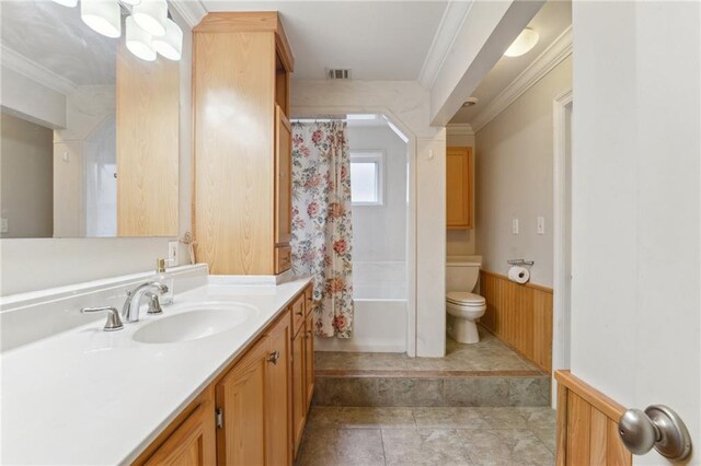 448 Lynnmeade Rd, Gretna, LA 70056 - bathroom with vanity, crown molding, a wainscoted wall, and shower / bathtub combination with curtain