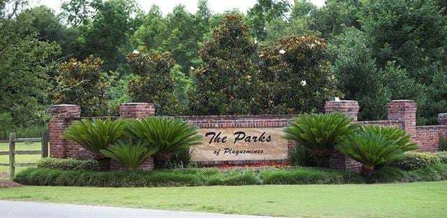 community / neighborhood sign featuring a yard