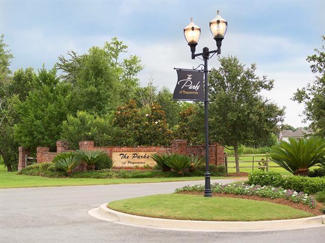 community sign with a yard