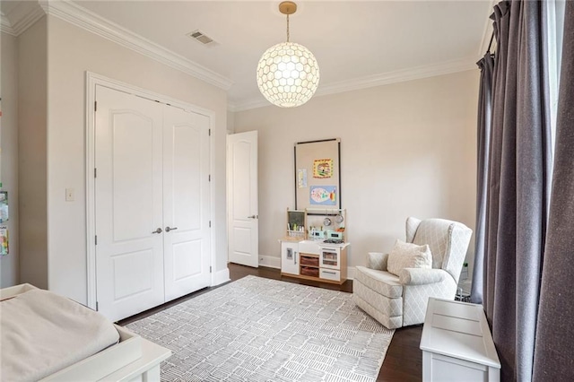 living area with visible vents, baseboards, dark wood-type flooring, and ornamental molding