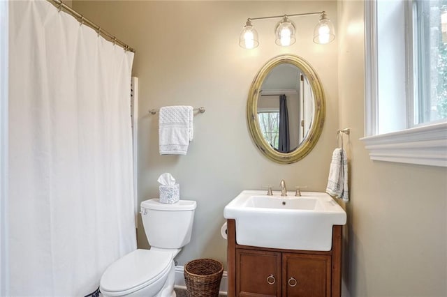 full bathroom with a shower with curtain, toilet, and vanity