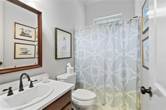 full bath featuring curtained shower, toilet, and vanity