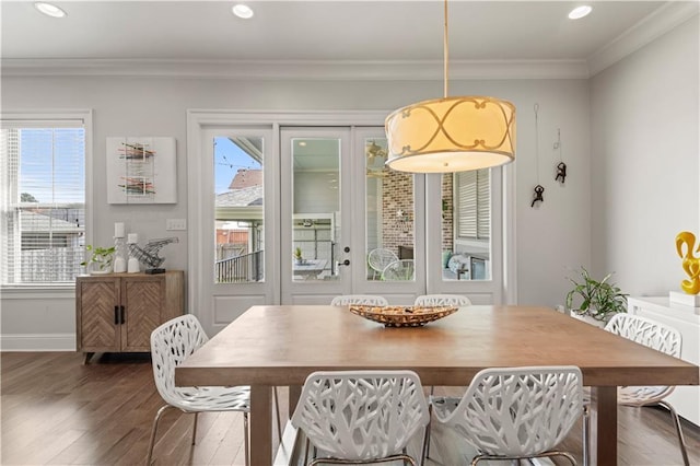 dining space with dark wood-style floors, recessed lighting, baseboards, and ornamental molding