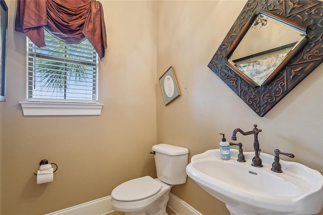 318 Cape Breton Dr, Slidell, LA 70458 - half bath with toilet, baseboards, and a sink