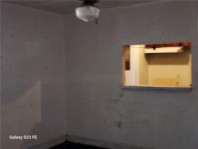 empty room featuring ceiling fan