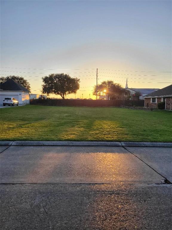 Lake Arrowhead Dr, Harvey, LA 70058