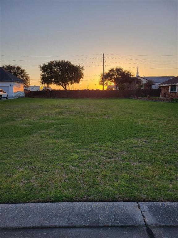 Lake Arrowhead Dr, Harvey, LA 70058