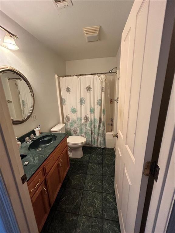 962 Magnolia Ridge Rd, Boutte, LA 70039 - full bath featuring shower / tub combo, vanity, toilet, and visible vents