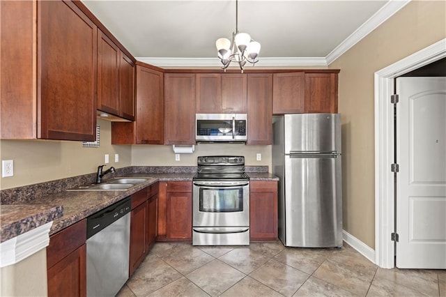 kitchen featuring an inviting chandelier, a sink, crown molding, appliances with stainless steel finishes, and dark countertops