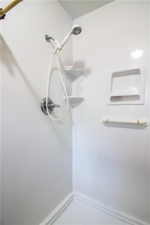 6 Country Club Dr, La Place, LA 70068 - interior details featuring a shower