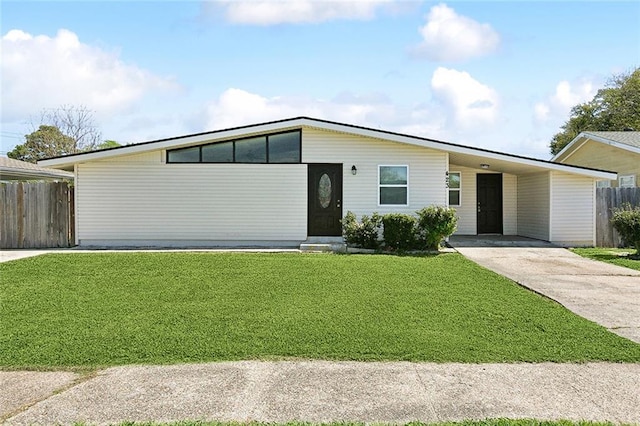 423 Bruce Ave, Terrytown, LA 70056 - mid-century home featuring a carport, concrete driveway, a front yard, and fence