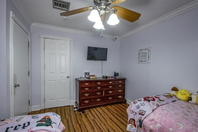 9025 Camille Ct, River Ridge, LA 70123 - bedroom with visible vents, ornamental molding, wood finished floors, and a ceiling fan
