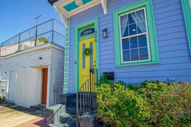 326 N Tonti St, New Orleans, LA 70119 - entrance to property with a balcony
