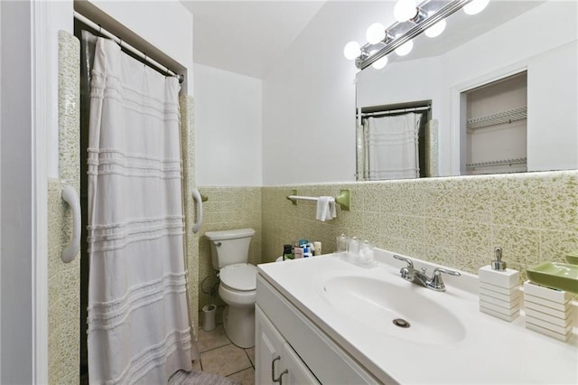 372931 Lilac Ln, Metairie, LA 70001 - full bath featuring toilet, tile walls, wainscoting, vanity, and tile patterned flooring